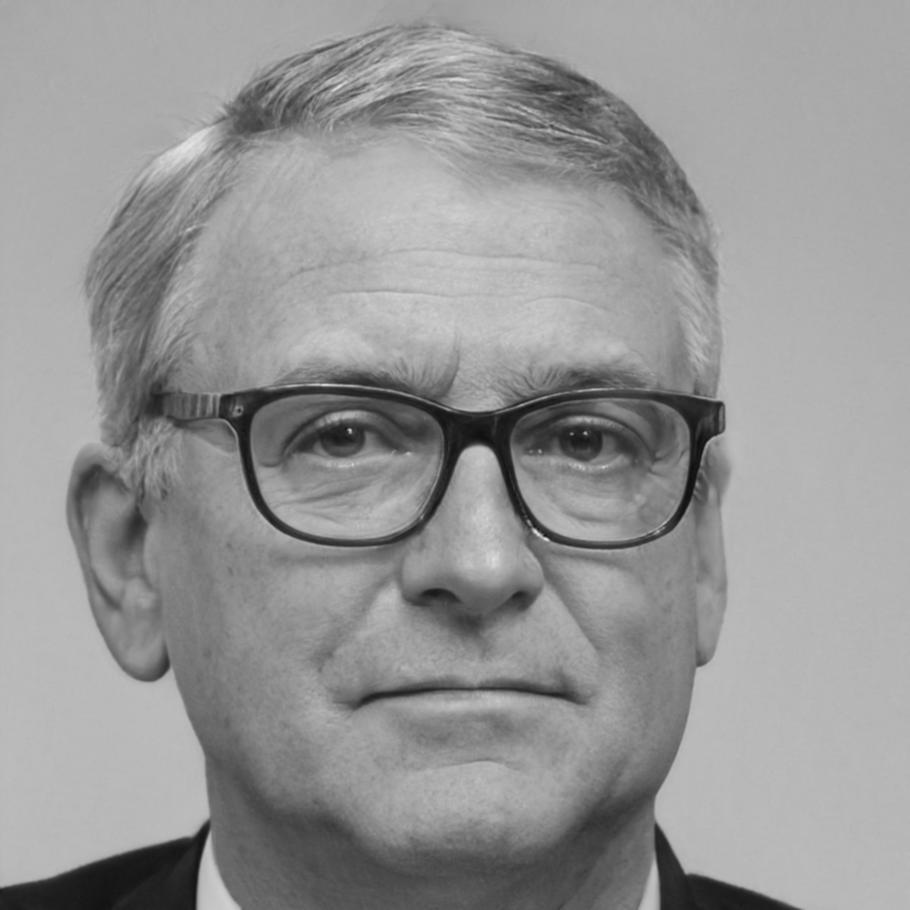 Portrait von Finanzexperte Thomas Krebsbach während einer Beratung