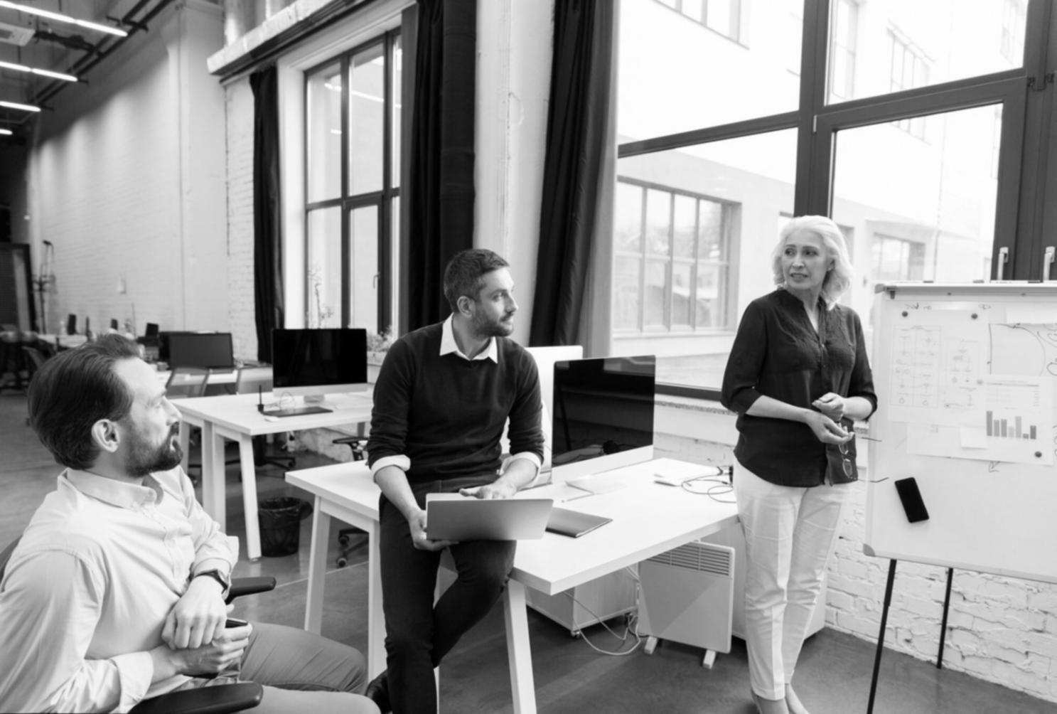 Professionelle Finanzberatung und Budgetmanagement in modernem Büroumfeld