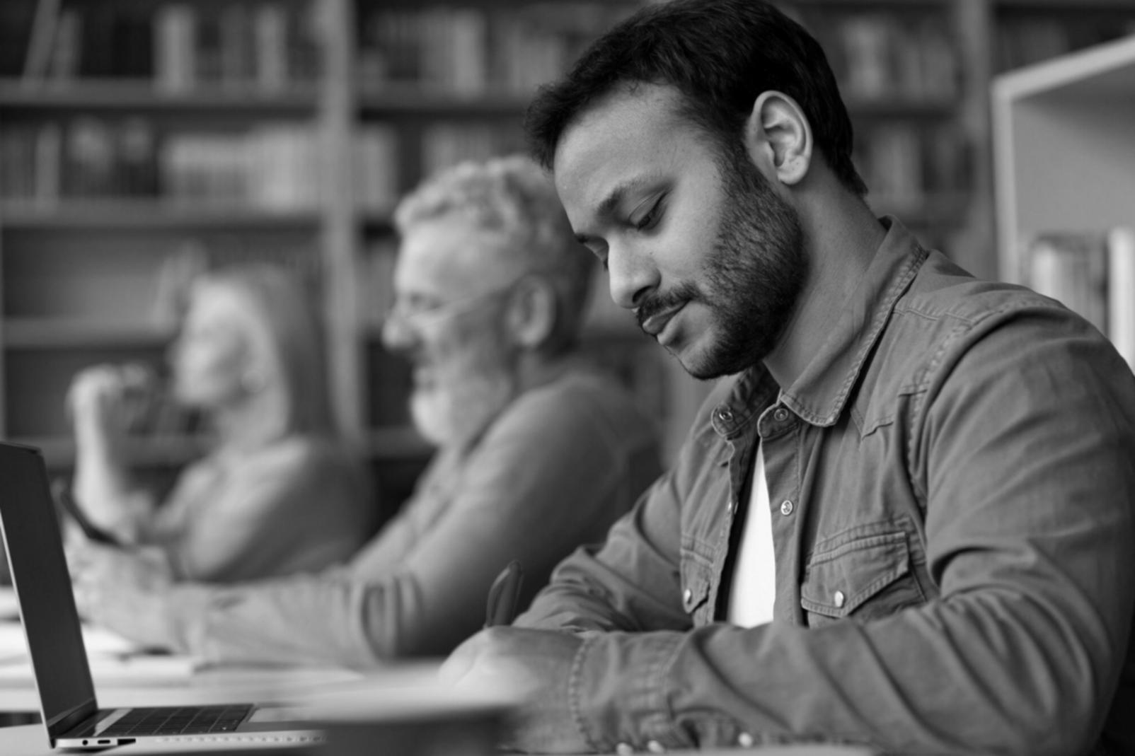 Detaillierte Finanzplanung und Budgetanalyse